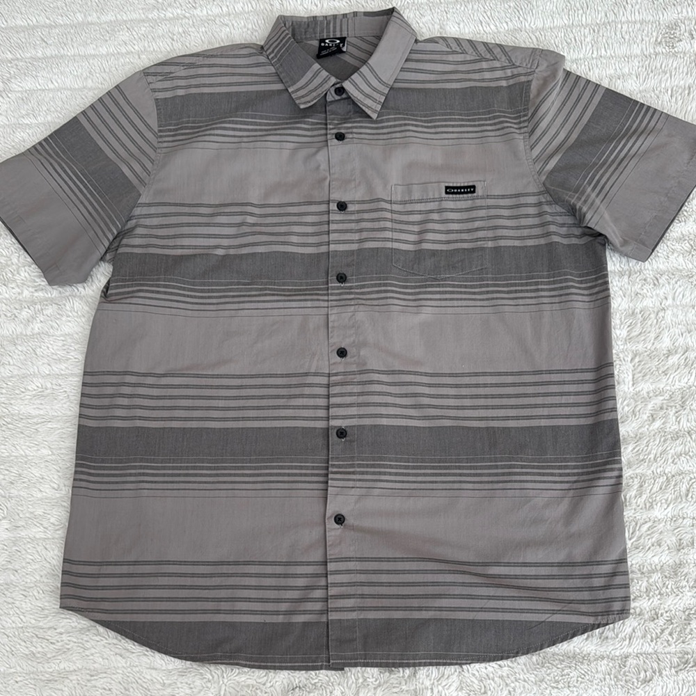 Oakley Men's Gray Striped Short Sleeve Shirt